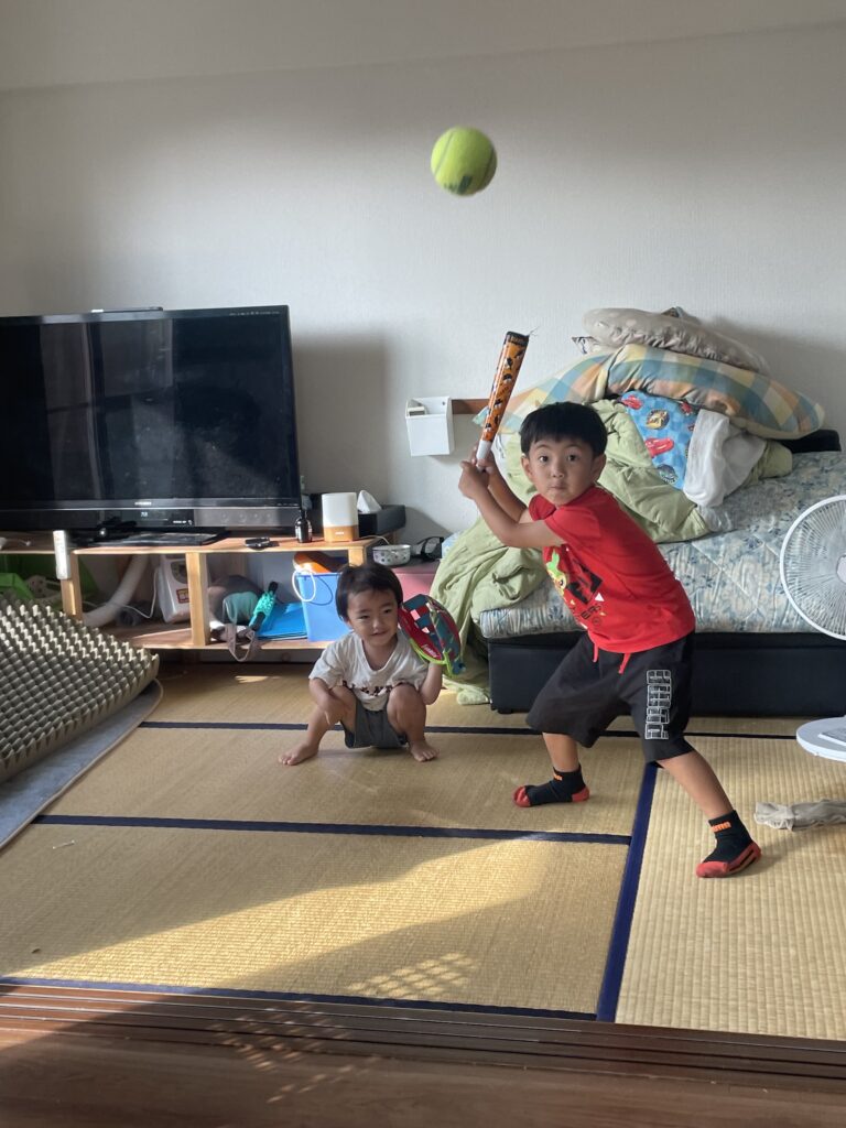 家でバッティング練習をする息子